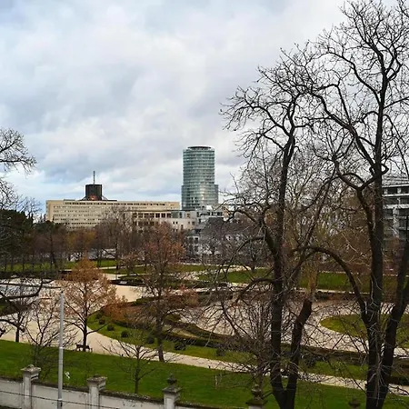 Lots Of Space Near The Presidential Palace Apartament